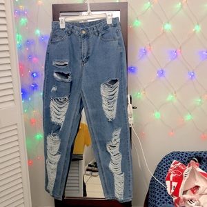Highwaisted jeans with cuts